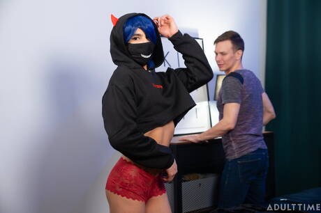 Die gut gebaute Latina Angel Santana und der starke Kanadier Ethan Chase lutschen und vögeln sich gegenseitig