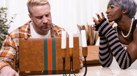 カナダの毛深いスタッドマテオトーマスと黒人の若いカイテイラーの異人種間の強打