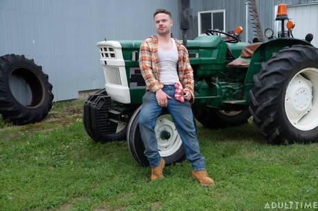 たくましい体格のマーカス・マクニールと筋肉質のシドニーが屋外でアナルを掘る