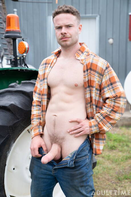 たくましい体格のマーカス・マクニールと筋肉質のシドニーが屋外でアナルを掘る