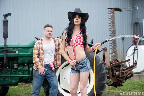 たくましい体格のマーカス・マクニールと筋肉質のシドニーが屋外でアナルを掘る