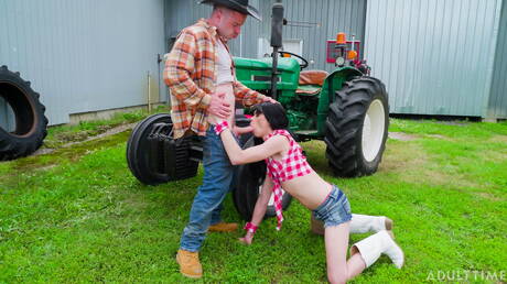 たくましい体格のマーカス・マクニールと筋肉質のシドニーが屋外でアナルを掘る