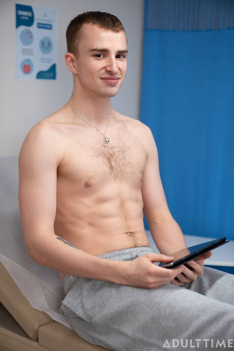 Canadian young dude Leo Louis and canadian young boy Ryan Jacobs fuck ass after interracial sucking