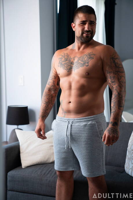 Zmysłowy chłopak Alex Duca, znany również jako Ryan Bones i atrakcyjny facet Tony Genius ruchają się po międzyrasowym ssaniu penisa