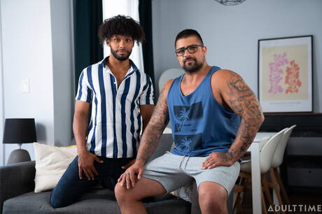 Zmysłowy chłopak Alex Duca, znany również jako Ryan Bones i atrakcyjny facet Tony Genius ruchają się po międzyrasowym ssaniu penisa