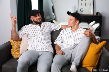 Der sexy Hengst Ethan Chase und der hinreißende Typ Crush Daddy ficken in den Arsch, nachdem sie Schwänze gelutscht haben