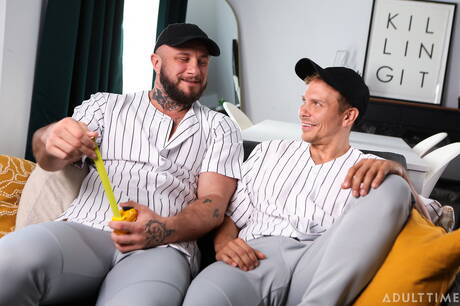 Der sexy Hengst Ethan Chase und der hinreißende Typ Crush Daddy ficken in den Arsch, nachdem sie Schwänze gelutscht haben