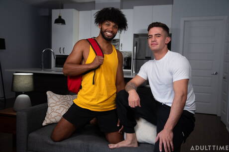 Ładni amerykańscy chłopcy, muskularny Tony Genius i muskularny Trevor Brooks ruchają się po międzyrasowym ssaniu kutasa
