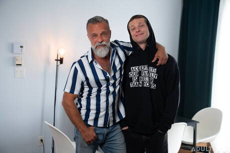 El chico caliente Benjamin Blue y el semental sexy Daddy John en una acción homosexual caliente