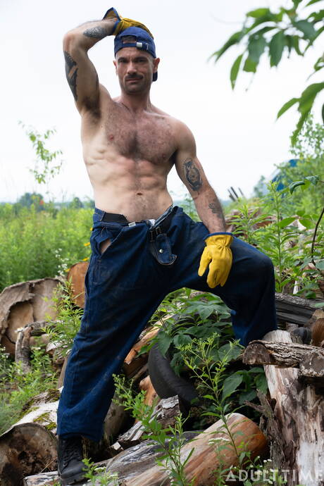 Der Hengst Zack Mackay und der harte Kerl Tito Patron lutschen und vögeln sich draußen