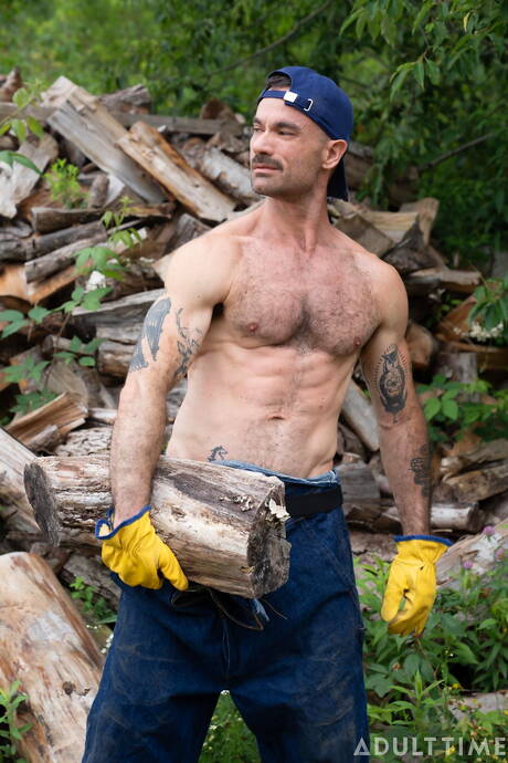 スタッドのザック・マッケイとタフガイのティト・パトロンが屋外でフェラしたりセックスしたりしている