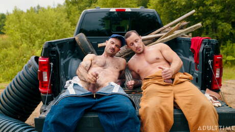 スタッドのザック・マッケイとタフガイのティト・パトロンが屋外でフェラしたりセックスしたりしている