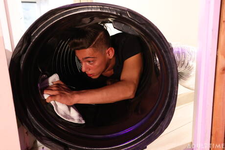 Adult Time: セクシーなアメリカ人、若いブレイク・ワイルダーと若い男ベンヴィが熱いカップルシーンを披露