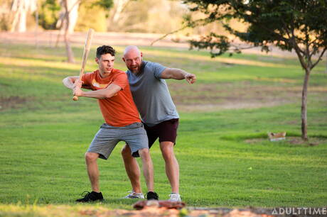 Os gostosos garotos americanos, o urso peludo Killian Knox e o jovem Asher Day, têm uma cena de casal quente ao ar livre