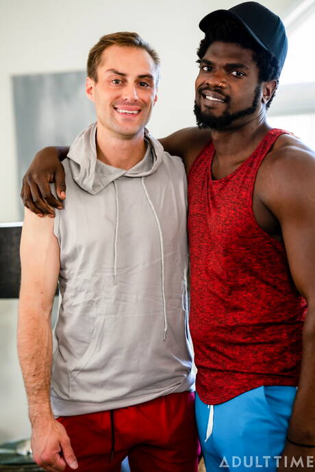 Les beaux garçons américains, le beau mec Devin Trez et le beau mec Damien White en noir sur blanc s