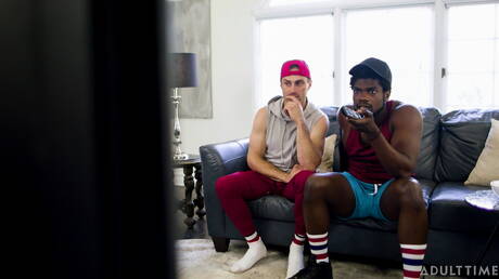 Les beaux garçons américains, le beau mec Devin Trez et le beau mec Damien White en noir sur blanc s