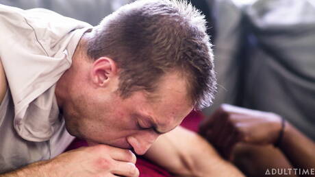 かなりアメリカ人の男の子、たくましい男のデヴィン・トレズとたくましい男のダミアン・ホワイトが黒と白の愛を交わす