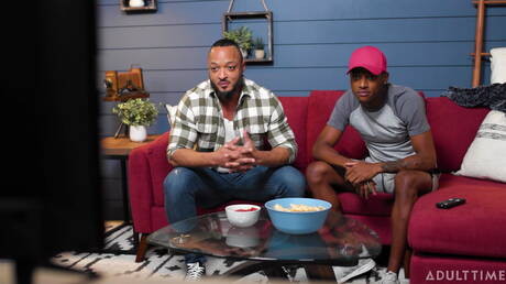 Deux garçons américains bien bâtis, Dillon Diaz et le costaud Ty Santana, baisent le cul après avoir sucé une bite