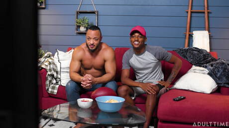 Deux garçons américains bien bâtis, Dillon Diaz et le costaud Ty Santana, baisent le cul après avoir sucé une bite