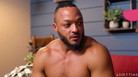 Deux garçons américains bien bâtis, Dillon Diaz et le costaud Ty Santana, baisent le cul après avoir sucé une bite