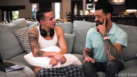 Il muscoloso latino Des Irez e l