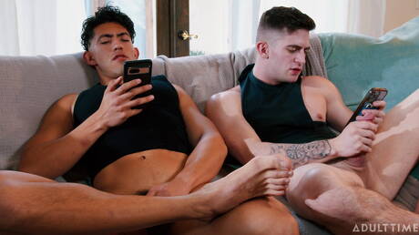 Jerk Buddies: 漂亮的美國男孩大力士 Zeno Rey 和身材魁梧的 Trevor Brooks 手淫