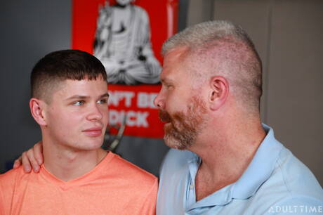 Nette amerikanische Freunde, der heiße Twink Dylan Hayes und der heiße Bär Cain Marko in heißer homosexueller Action