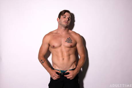 Stud Nathan Bronson rukt af