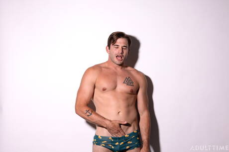 Stud Nathan Bronson rukt af