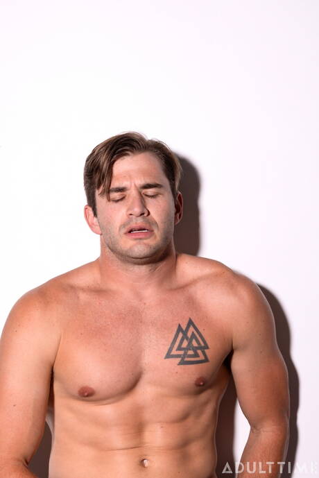 Stud Nathan Bronson rukt af