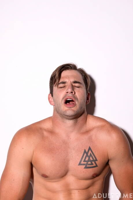 Stud Nathan Bronson rukt af