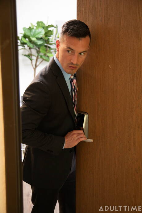 Jerk Buddies: Tough guy Cristiano and american bull Derek Kage make a love