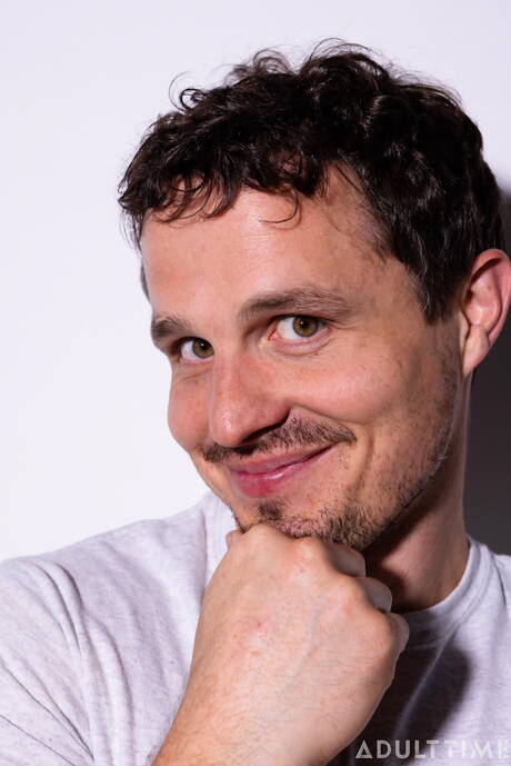 El musculoso Robby Apples masturbándose