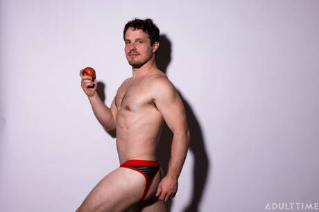 El musculoso Robby Apples masturbándose