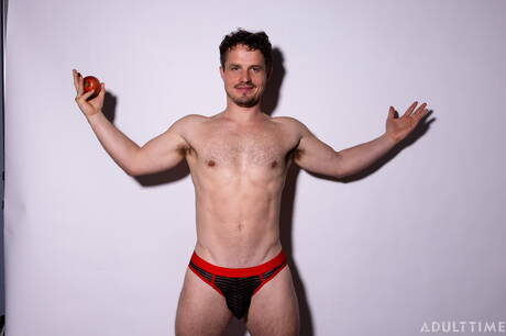 El musculoso Robby Apples masturbándose