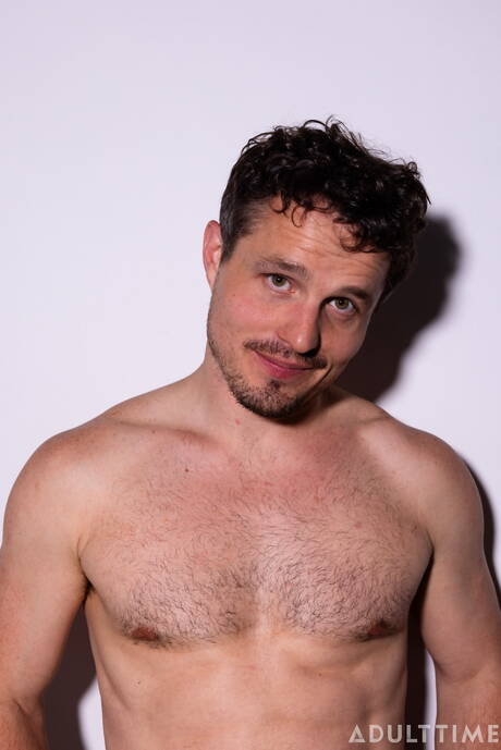 Muscular Robby Apples masturbating