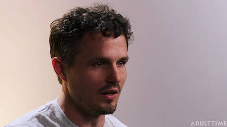 Der muskulöse Robby Apples masturbiert