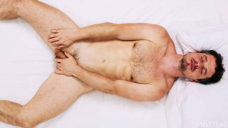 El musculoso Robby Apples masturbándose