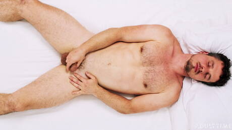 El musculoso Robby Apples masturbándose