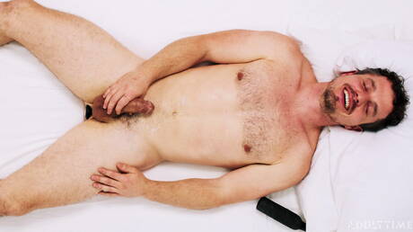 El musculoso Robby Apples masturbándose