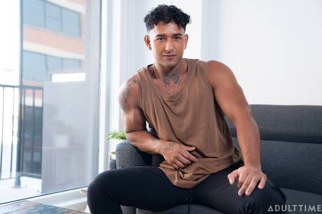 Latin bull Kenzo Alvarez and canadian young Benjamin Blue have a hot couple sex