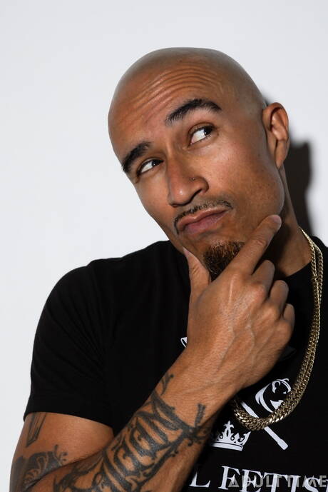 Zwarte gespierde King Noire speelt met dildo