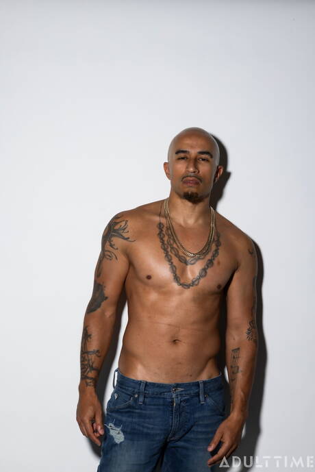 Zwarte gespierde King Noire speelt met dildo