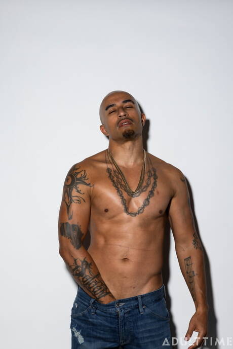 Zwarte gespierde King Noire speelt met dildo