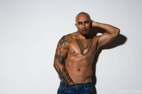 Zwarte gespierde King Noire speelt met dildo