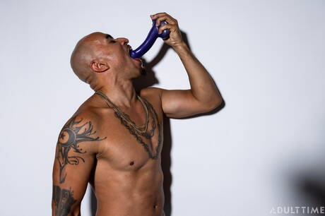 Zwarte gespierde King Noire speelt met dildo