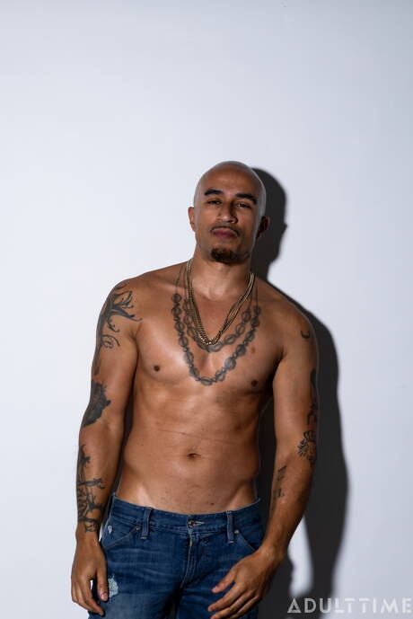 Zwarte gespierde King Noire speelt met dildo