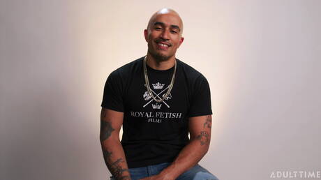 Zwarte gespierde King Noire speelt met dildo