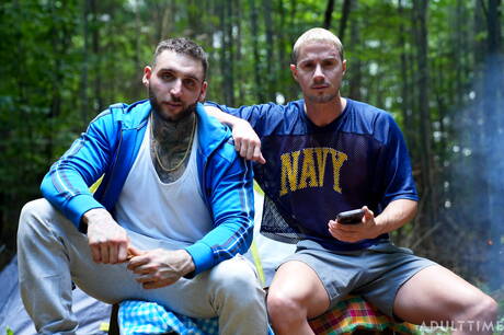 O super garanhão canadense Skyy Knox e o forte touro canadense Tony Dangelo fodem a bunda depois de chupar um pau ao ar livre