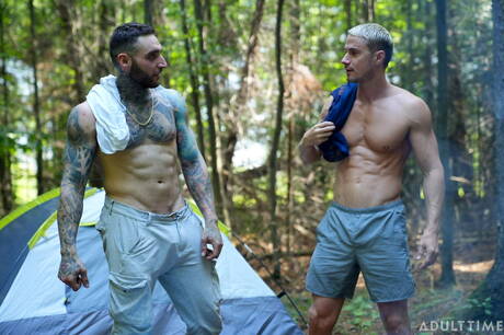 加拿大超級帥哥 Skyy Knox 和加拿大強壯公牛 Tony Dangelo 在戶外吸吮雞巴後操屁股